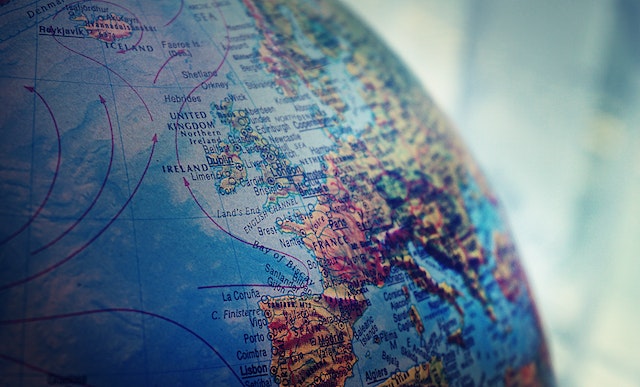 The world map shows the direction of water flow across different continents.