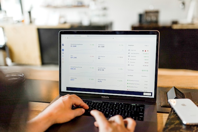 A user viewing the revenue of his delivery business on his PC.