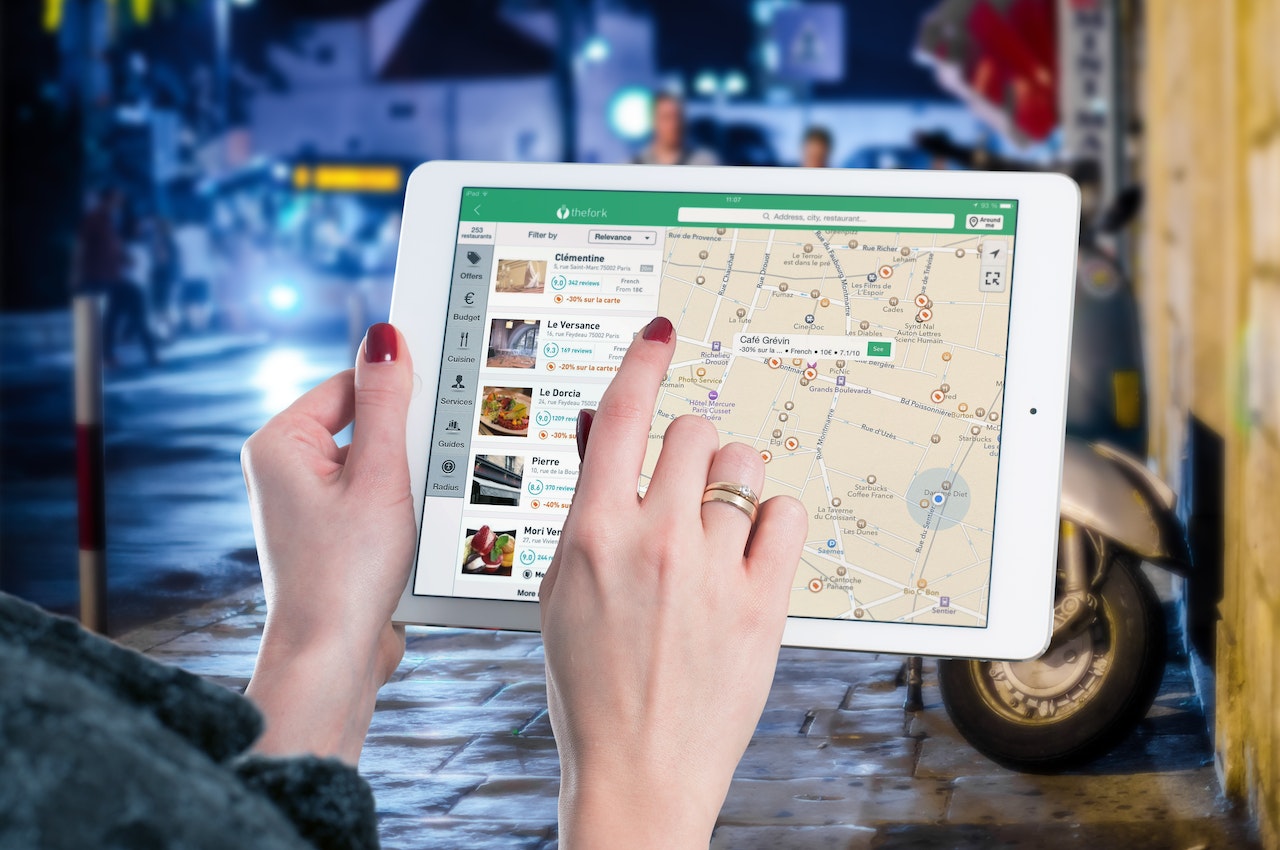 A lady checking out restaurants nearest to her geolocation.