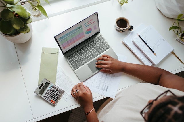 A lady using Microsoft Excel’s features for Data visualization.