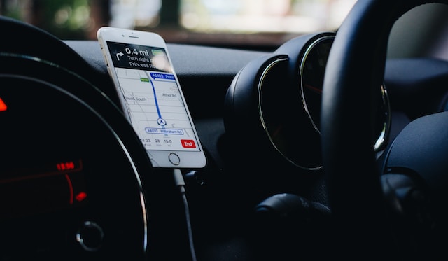 The Waze App is in use for commuting in a car. 