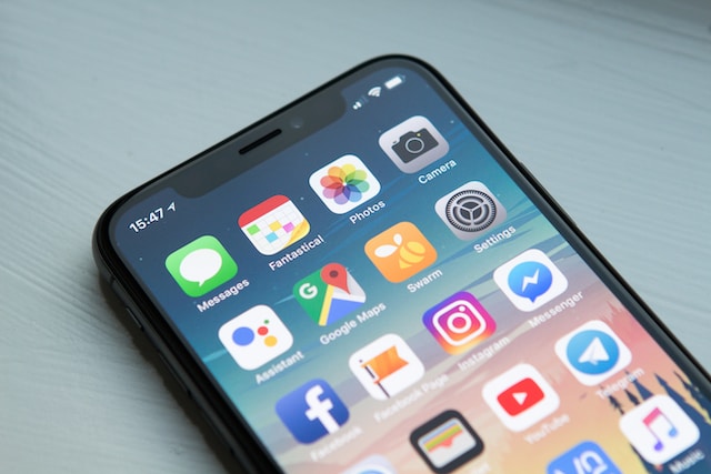 A phone screen displaying different app icons