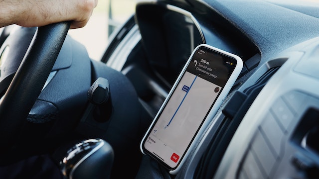 A driver using the Google Maps app in his car while commuting.