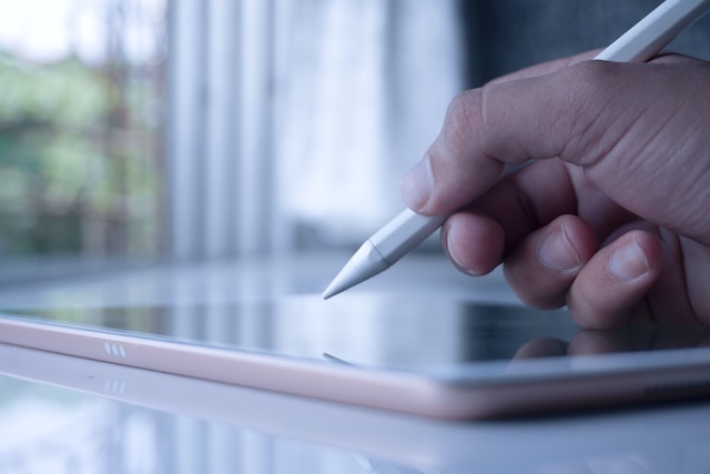 A person sets out to draw an easy world map on his device.